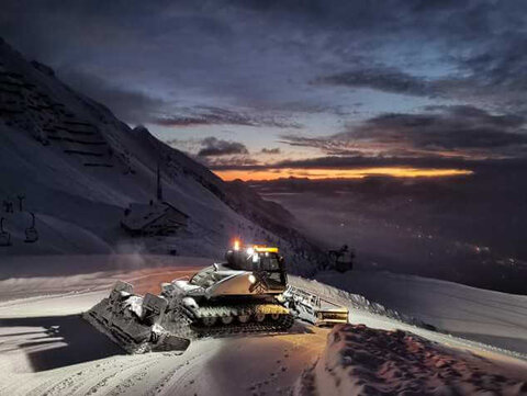 [Translate to EN:] Winter. Pistengerät im Einsatz auf der Nordkette.