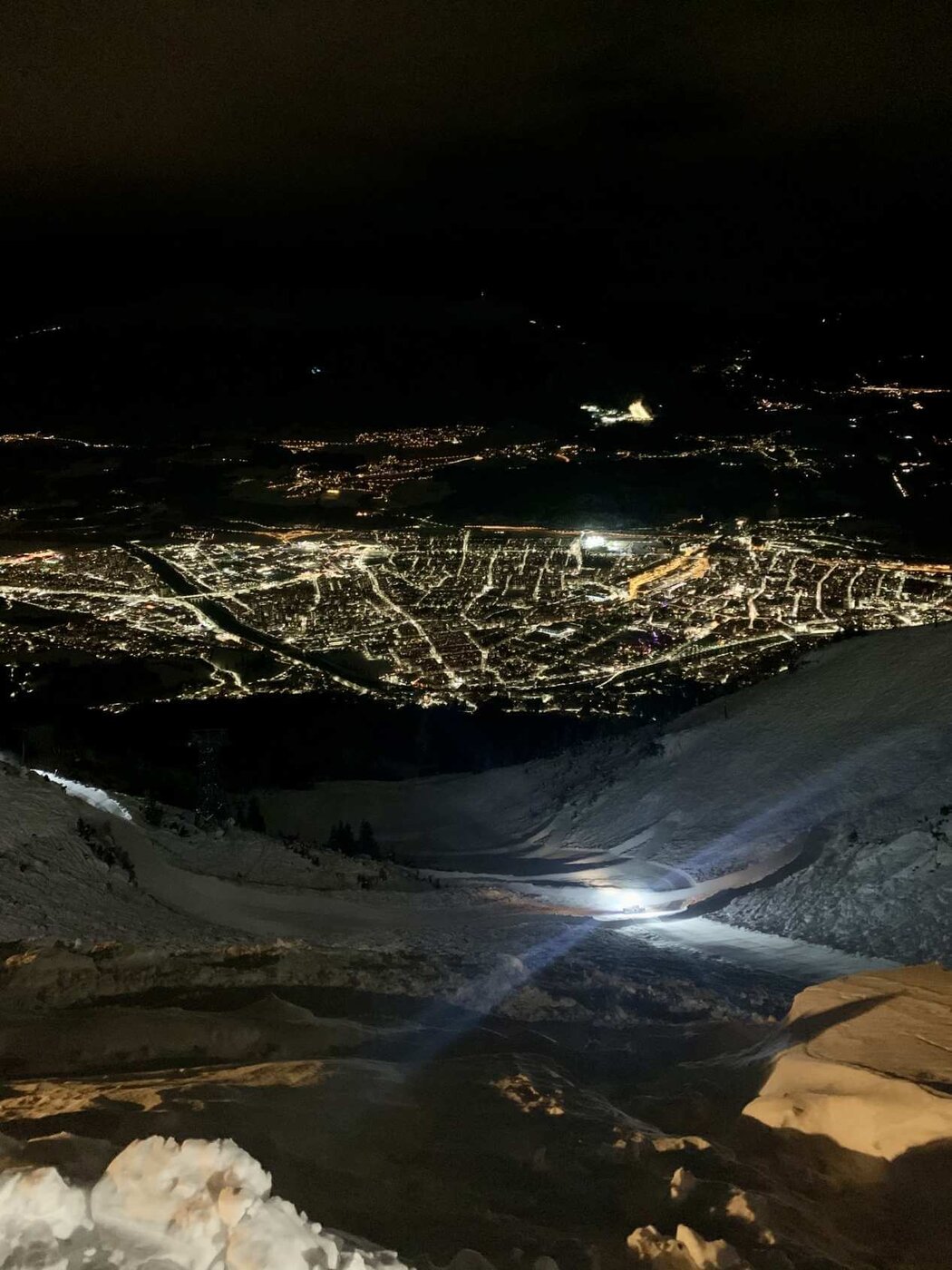 Blick auf Innsbruck bei Nacht