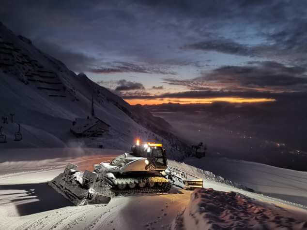[Translate to EN:] Winter. Pistengerät im Einsatz auf der Nordkette.